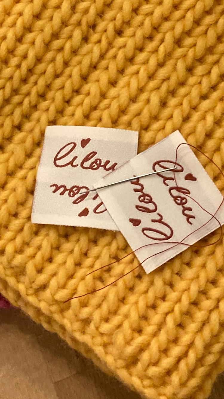 Lilou-Labels auf handgestricktem Stück