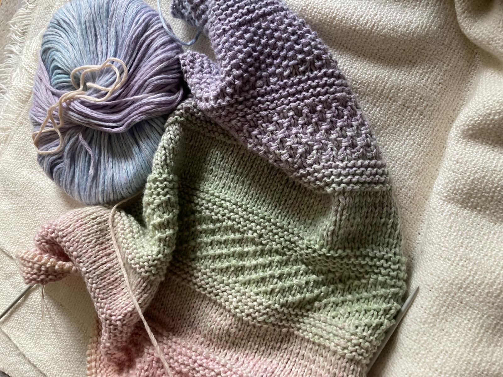 Pastellfarbene Garne und Strickarbeit in Arbeit